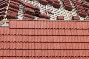 Dachówka ceramiczna - jak odnowić dach pokryty tym materiałem?