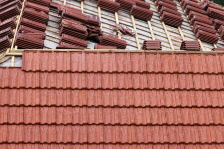 Dachówka ceramiczna - jak odnowić dach pokryty tym materiałem?